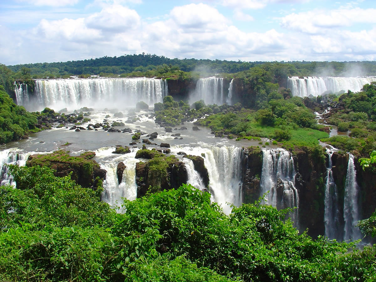 Iguaçu Falls between Brazil & Argentine 